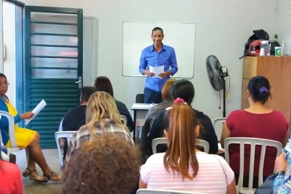 Ricardo Quirino ministra palestra para estudantes do curso de cuidadores de idosos