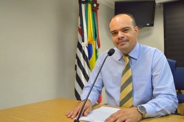 Ricardo Silva solicita reforma de escadão e instalação de corrimão em Osasco