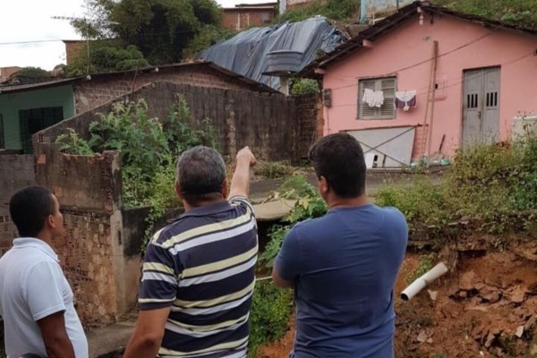 Rinaldo Júnior alerta sobre deslizamento de terra em Recife