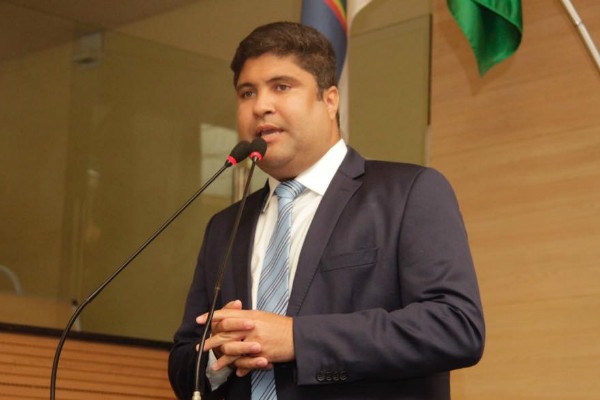 Rinaldo Junior denuncia posto de saúde que funciona em contêiner no Recife (PE)