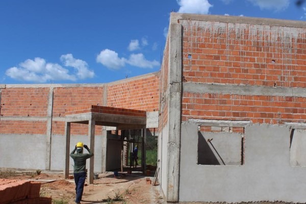 Prefeito Roberth Coelho vistoria obras de escola em povoado de Tasso Fragoso
