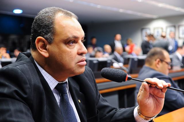 roberto-alves-prb-defende-que-municipio-de-santa-isabel-se-torne-a-capital-nacional-das-historias-em-quadrinho-foto-douglas-gomes-17-09-15