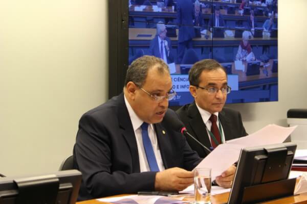 Projeto de Roberto Alves que propõe discutir a sexualização precoce de menores é aprovado