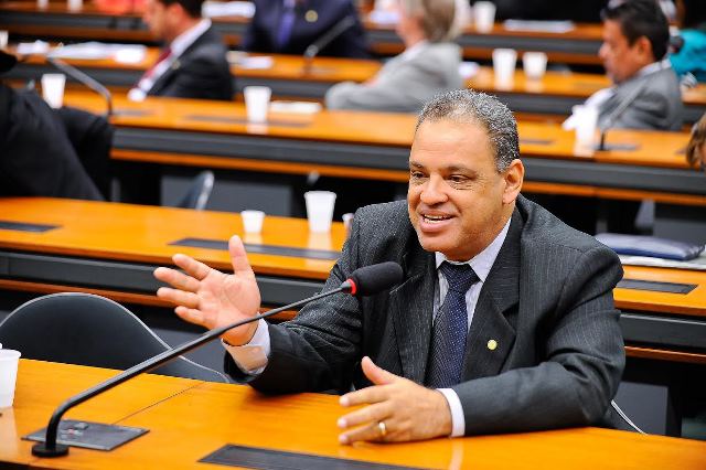 Roberto Alves quer cadeiras de rodas em todas as escolas públicas