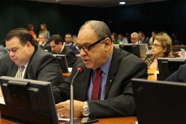 Aprovado projeto que regula mensagens de advertência na propaganda