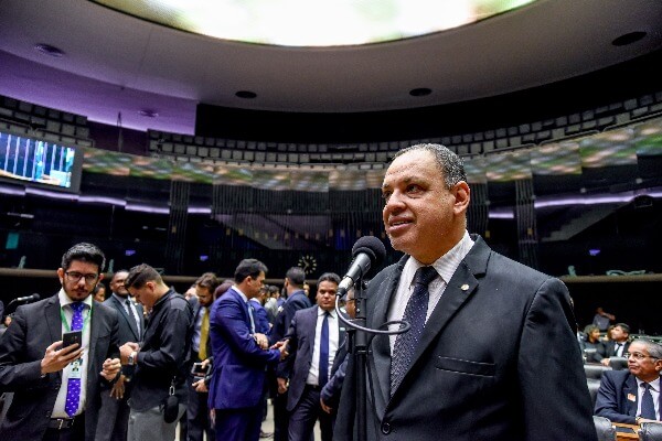 Projeto proíbe realização do Enem durante pandemia da Covid-19