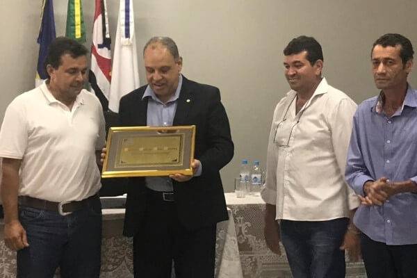 Roberto Alves é homenageado em cidades paulistas