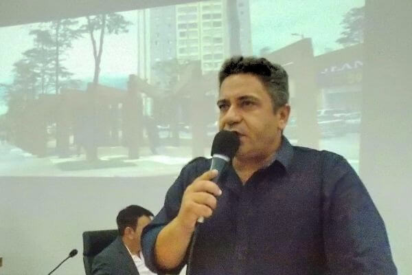Robson Magela solicita providências para obras de duplicação de avenida em Araxá