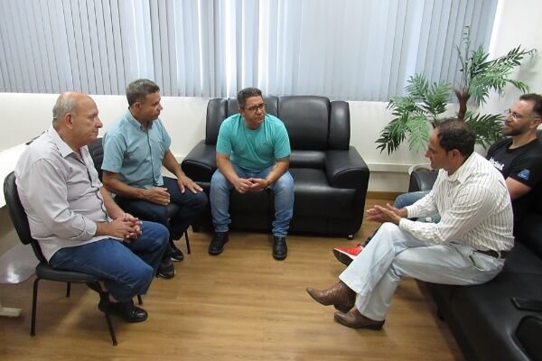 Robson Magela recebe vereadores interessados em lei de sua autoria