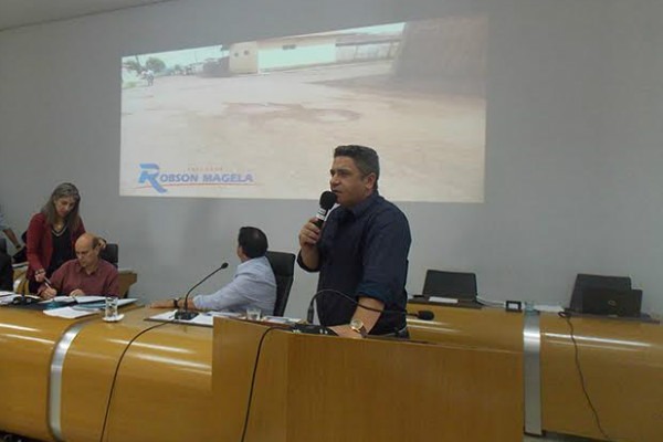 Robson Magela apresenta reivindicações recebidas no Gabinete Itinerante em Araxá (MG)