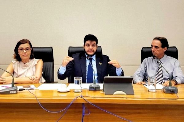 Rodrigo Delmasso debate atendimento às pessoas com epilepsia na saúde do DF