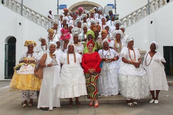 Rogéria Santos homenageia as baianas do acarajé em Salvador