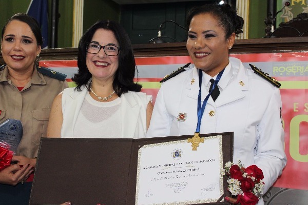 Rogéria Santos presta dupla homenageia às bombeiras militares em Salvador (BA)