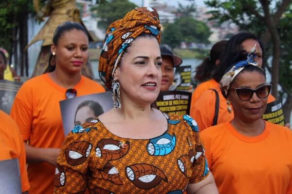 Rogéria Santos participa de ato em combate à violência contra a mulher em Salvador (BA)