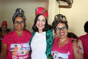 Rogéria Santos participa de "Encontro do Abraço das Meninas de Peito"