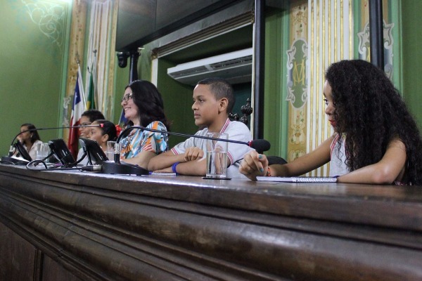Vereadora Rogéria Santos preside sessão mirim em homenagem ao Dia do Estudante