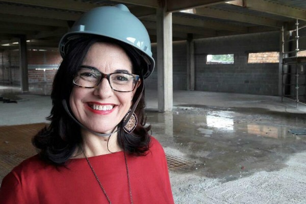 Rogéria Santos visita obras do Hospital Municipal de Salvador (BA)