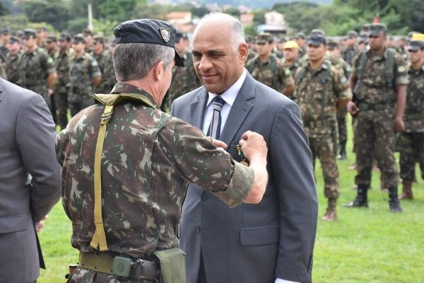 Vereador Rogério Cruz é homenageado com honraria do Exército Brasileiro