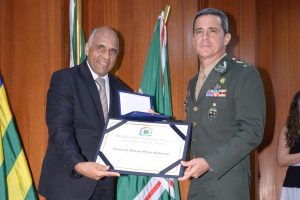 Rogério Cruz homenageia oficiais do Exército Brasileiro em Goiânia