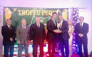 rogerio-cruz-premio-destaque-ano-foto2-ascom-13-11-2015