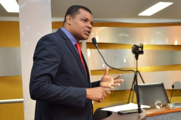 Projeto de Rogério Santos estimula homens no combate à violência contra a mulher