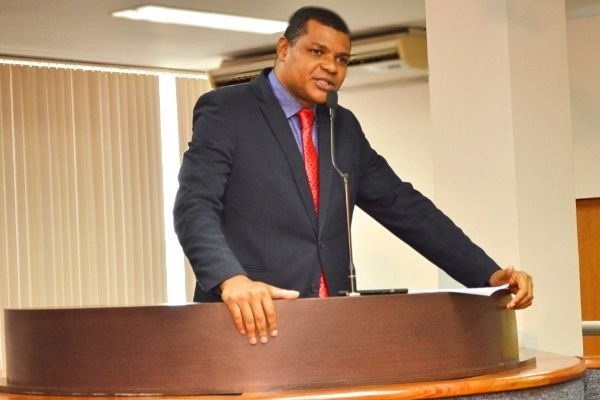 Rogério Santos reivindica a construção de creches em Palmas