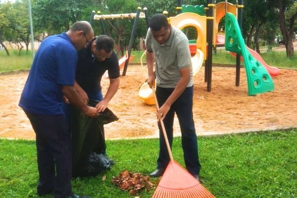 Vereador Rogério Santos promove limpeza em praça de Palmas no feriado de Carnaval