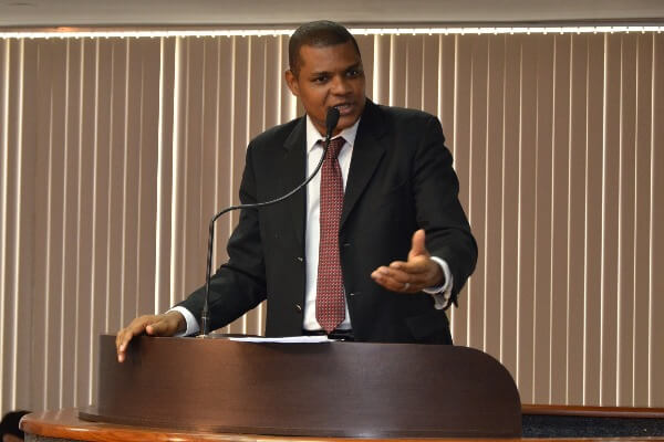 Para evitar acidentes, Rogério Santos pede faixas exclusivas para motos