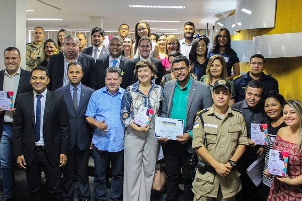 Rogério Santos realiza sessão em homenagem ao Dia da Juventude