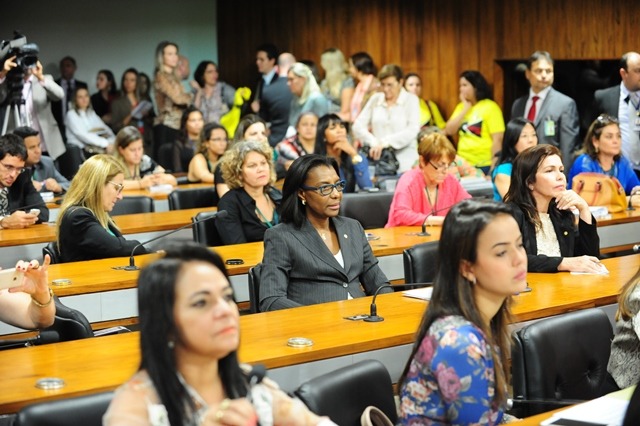 rosangela-gomes-prb-comissao-mista-de-combate-a-violencia-contra-a-mulher-e-criada-com-participacao-do-prb-foto-roberto-ribeiro-11-03-15-02