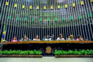 Cleber Verde homenageia vítimas do câncer de mama e destaca importância da prevenção