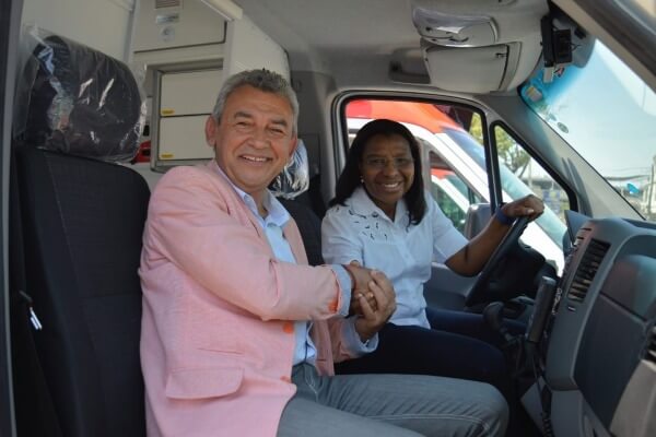 Rosangela Gomes entrega viaturas à população de São João de Meriti