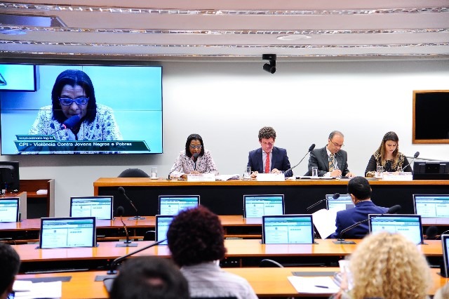 Construção de hospital, CPI da violência contra jovens negros e outros temas marcam primeiro ano de mandato de Rosangela Gomes em Brasília