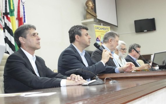 Sebastião Santos participou da mesa que discutiu o orçamento em São José do Rio Preto.