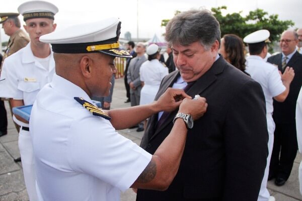 Sergio Motta recebe medalha “Amigo da Marinha”