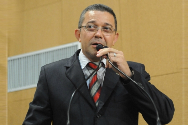 Sidelvan Nóbrega critica déficit de defensores públicos na Bahia