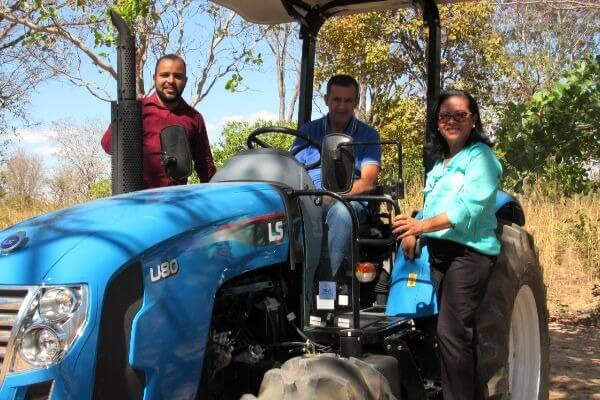 Silma Alves participa da entrega de equipamentos agrícolas em Barreiras