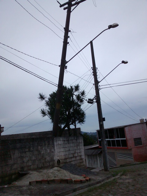 silvino-castro-prb-solicita-que-eletropaulo-retire-poste-quebrado-em-ribeirao-pires-foto-ascom-12-08-15-02