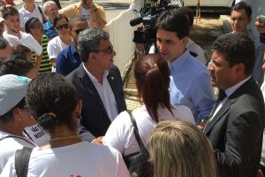 Silvio Costa Filho conversou com a comunidade e manifestou apoio pelo fechamento do presídio.