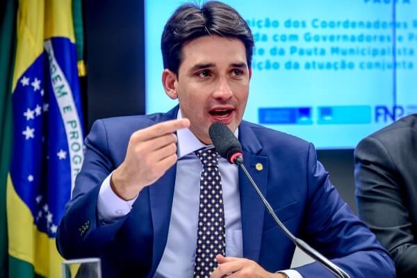 Silvio Costa Filho defende adiamento do Enem