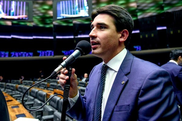 Silvio Costa Filho propõe 13º para crianças com microcefalia