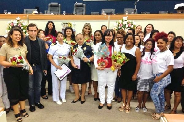 Simone Kahwage realiza sessão especial reconhecendo o protagonismo das mulheres