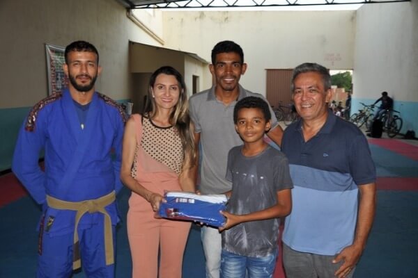 Prefeitura de Formosa entrega quimonos para grupo de jiu-jítsu da sede