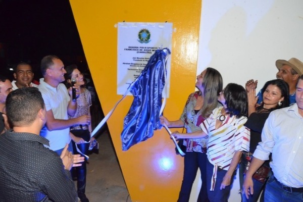 Termosires Neto entrega quadra de esporte em Formosa do Rio Preto