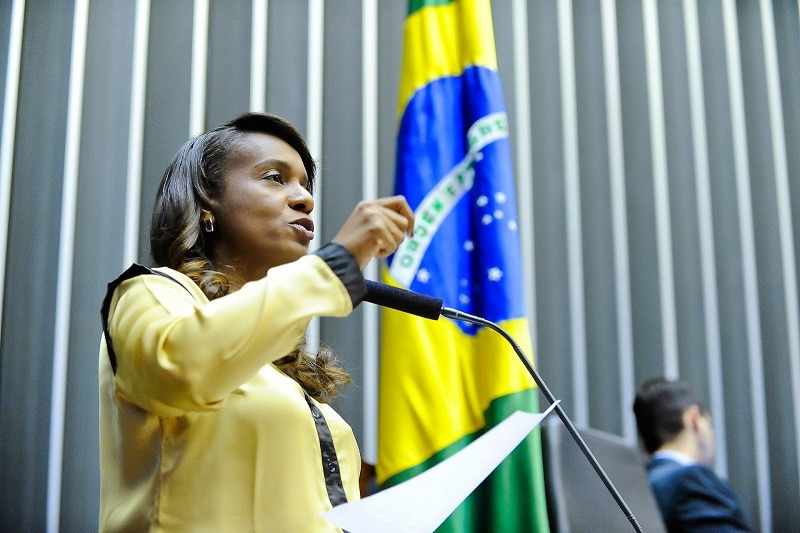 Tia Eron elenca conquistas das mulheres e propõe mecanismos para garantir maior participação feminina na política