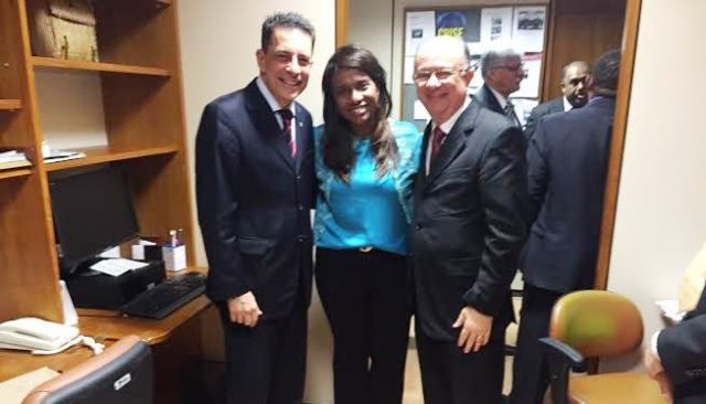 Tia Eron recebe comitiva de lideranças políticas em Brasília