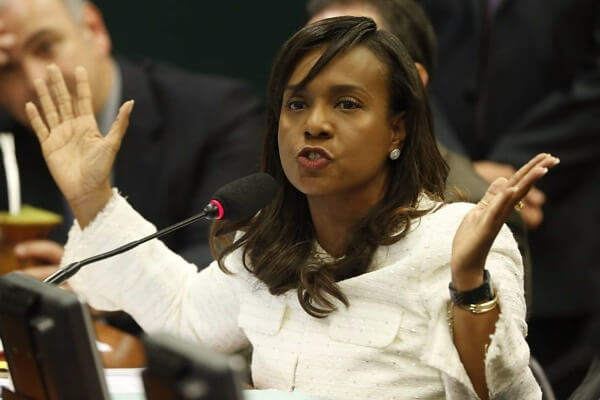 “Atitude racista e preconceituosa”, disse Tia Eron sobre apresentador de TV