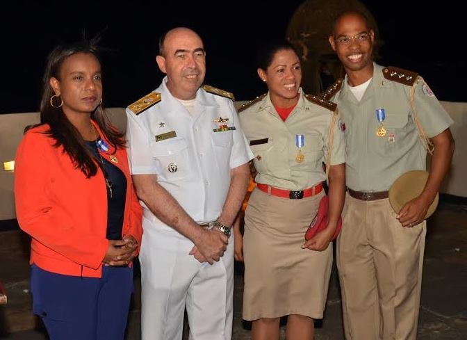 Tia Eron é agraciada com a medalha Amigo da Marinha 