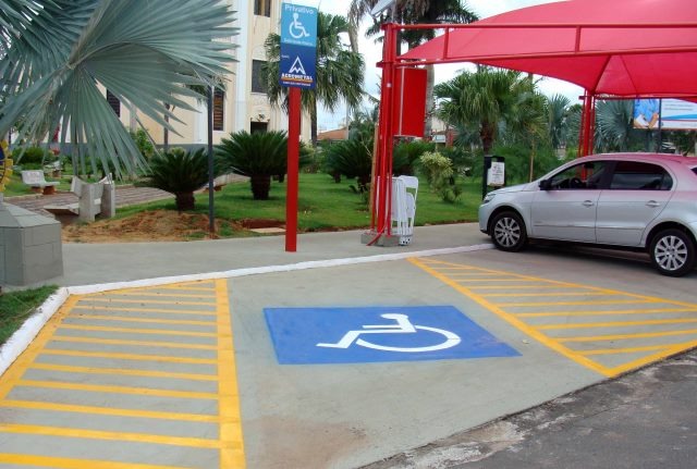 Projeto que aumenta punição para uso indevido de vagas de estacionamento para idosos e deficientes avança na Câmara