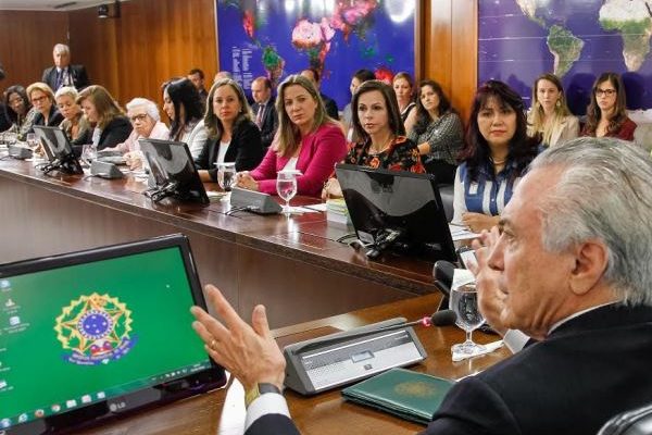 tia-eron-rosangela-gomes-prb-reuniao-bancada-feminina-com-michel-temer-foto2-barata-20-5-2016